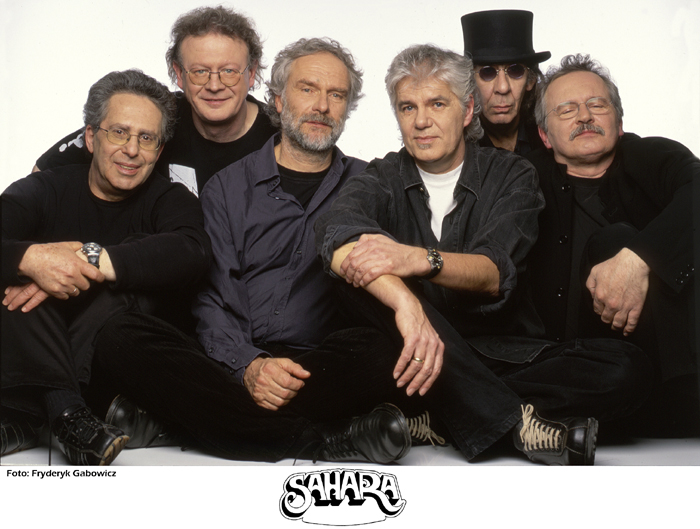 Sahara Bandfoto sitzend